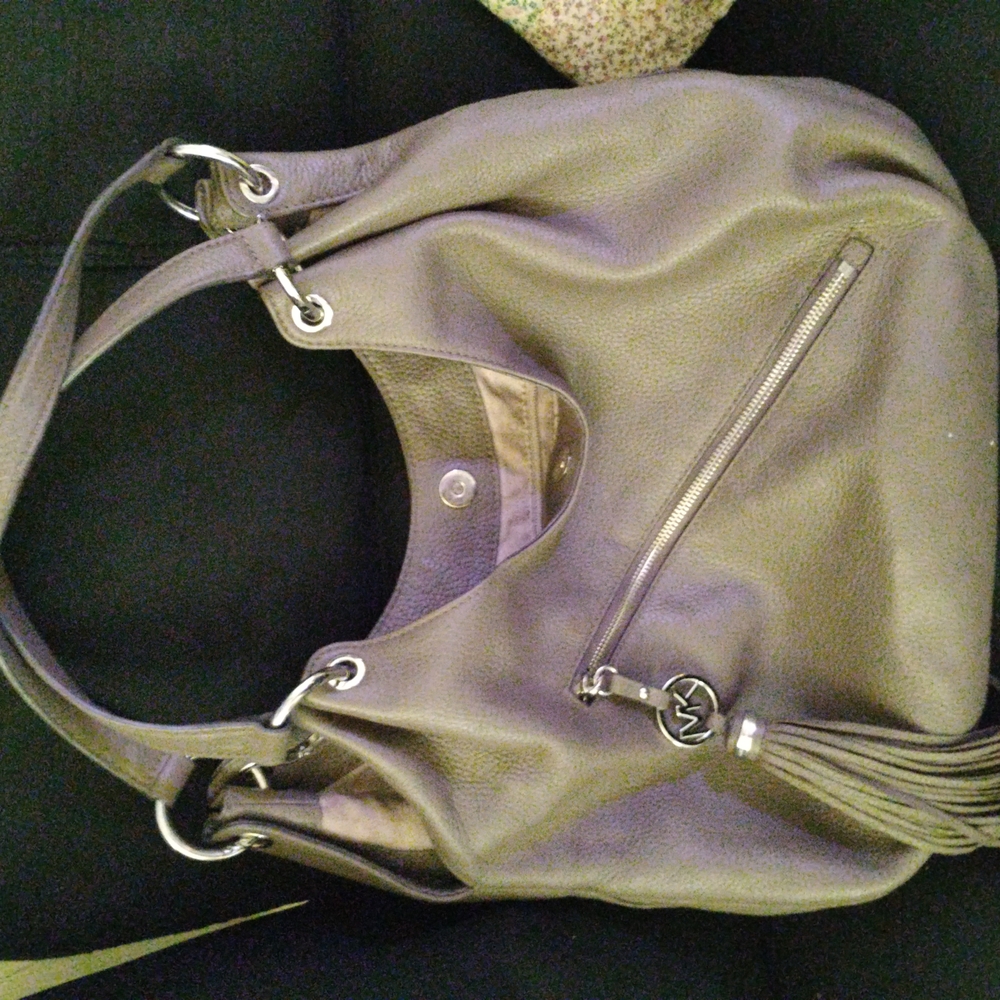 MICHAEL Michael Kors Green Shoulder Bag with Elegant Design